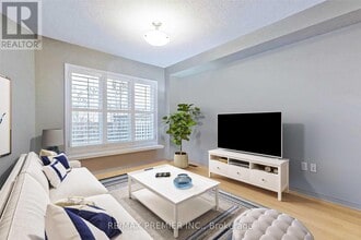 739 Joe Persechini Dr in Newmarket, ON - Building Photo - Building Photo