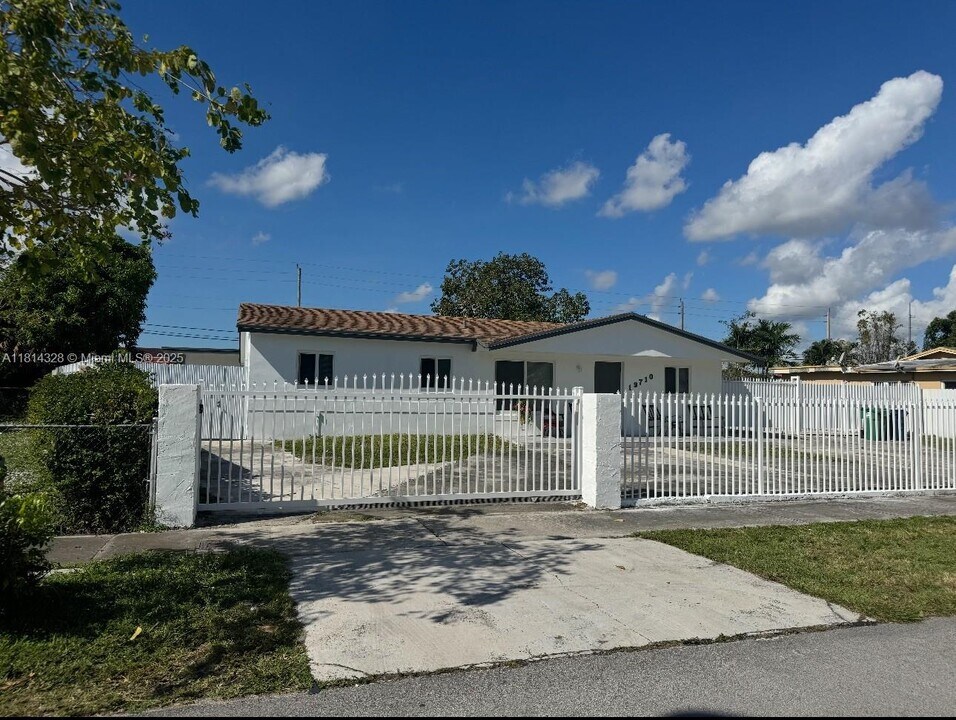 19710 NW 46th Ave in Miami Gardens, FL - Building Photo