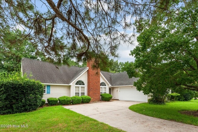 property at 221 Forest Oaks Dr
