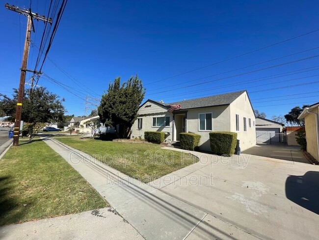 4468 Stevely Ave in Lakewood, CA - Foto de edificio - Building Photo