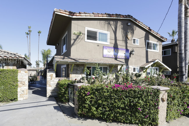 Stanton Group Apartments in Stanton, CA - Foto de edificio - Building Photo