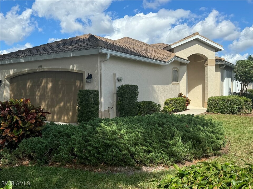 1888 Crestview Way in Naples, FL - Foto de edificio