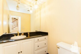 1330 N La Salle Dr-Unit -104 in Chicago, IL - Building Photo - Building Photo