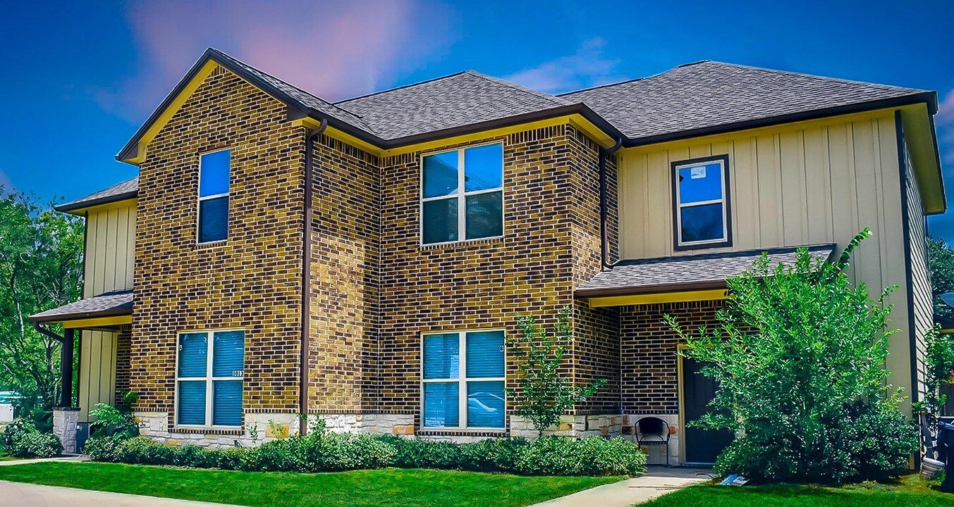 1013 Foster Ave in College Station, TX - Building Photo