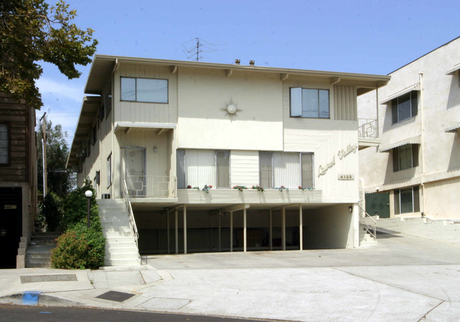 4135 Laurel Canyon Blvd in Studio City, CA - Foto de edificio - Building Photo