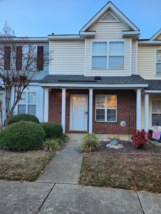 6319 Sweetbay Dr in Whitsett, NC - Building Photo