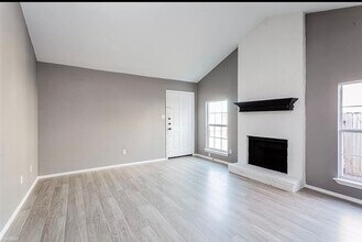 4900 E Stassney Ln in Austin, TX - Building Photo - Building Photo