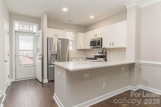 108 S Square Row in Davidson, NC - Building Photo - Building Photo