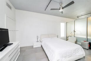 1700 Meridian Ave, Unit 30 in Miami Beach, FL - Building Photo - Building Photo