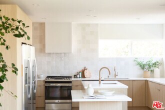 6541 De Longpre Ave in Los Angeles, CA - Building Photo - Building Photo