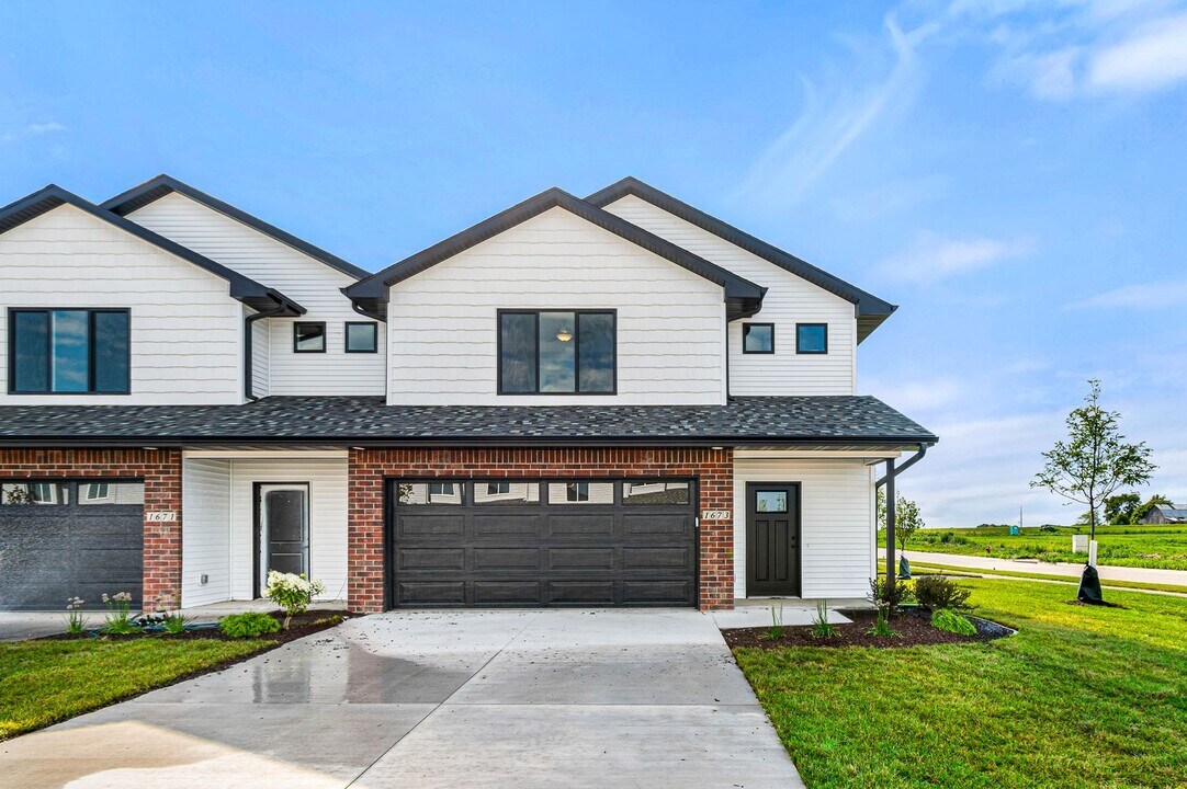 145 Sweetwater Ln in North Liberty, IA - Building Photo