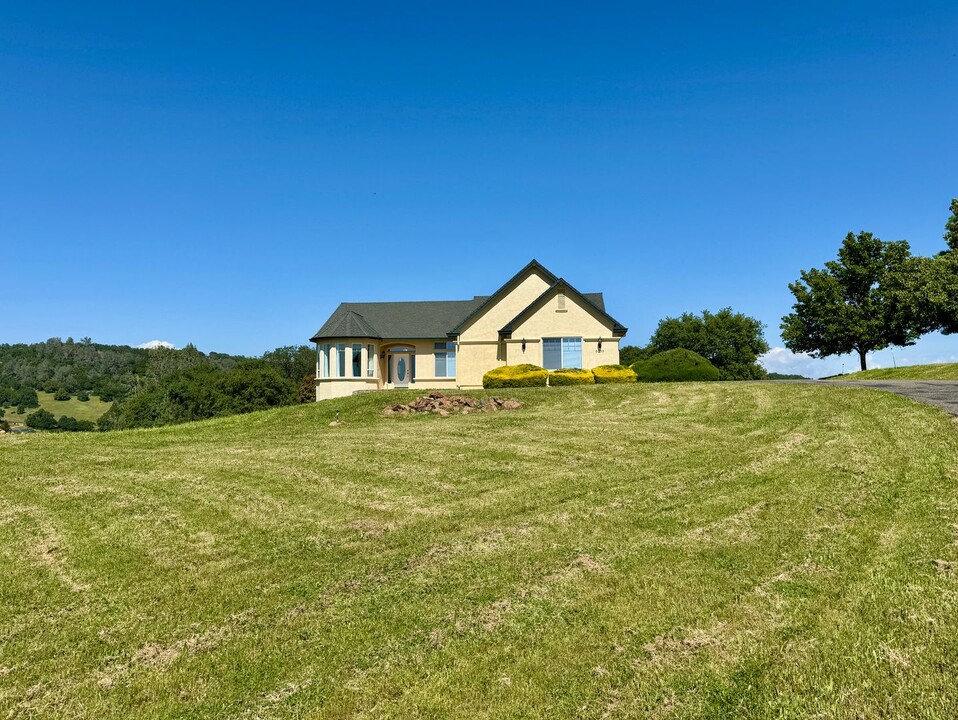 6255 Peacock Way in Pilot Hill, CA - Building Photo