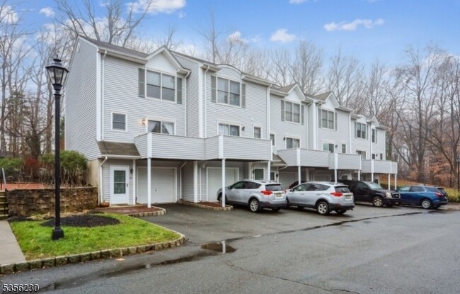 26 Woods Edge Rd in Rockaway, NJ - Building Photo - Building Photo