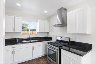 2201 O in Bakersfield, CA - Building Photo - Interior Photo