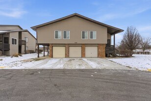 7526 Bristol Ln in Hanover Park, IL - Building Photo