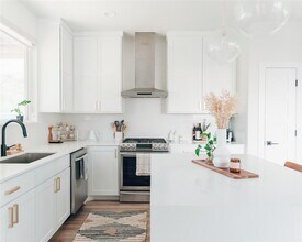 1106 Walton Ln in Austin, TX - Building Photo - Building Photo