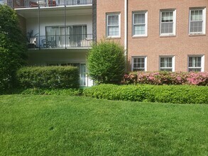 3535 Chevy Chase Lake Dr, Unit Hamlet House in Chevy Chase, MD - Building Photo - Building Photo