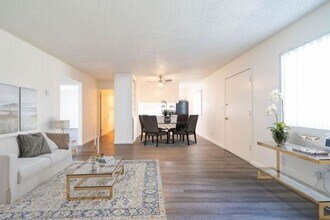 Oasis Del Sol in El Cajon, CA - Building Photo - Interior Photo