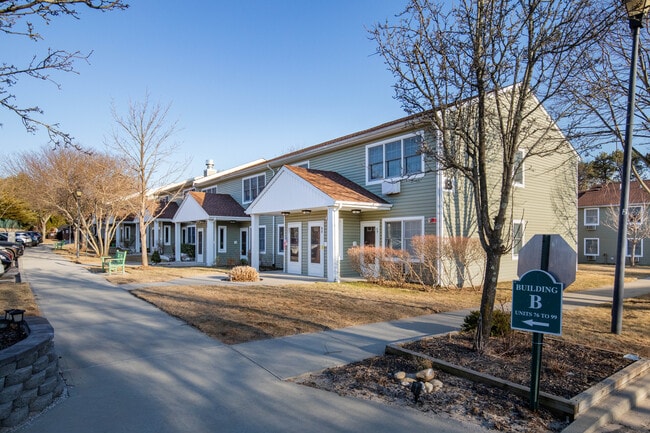 100 Adriatic Dr in Melville, NY - Foto de edificio - Building Photo