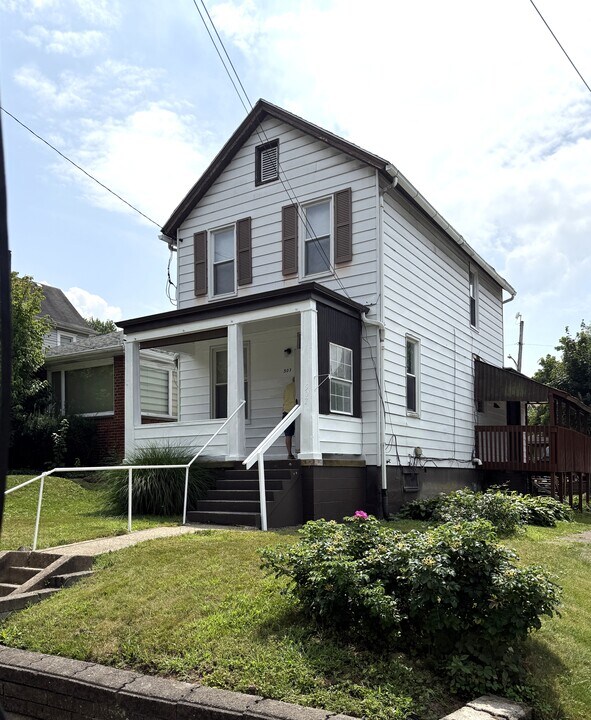 507 N 7th St in Clairton, PA - Foto de edificio