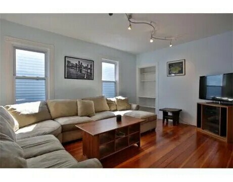 46 Middle St in Boston, MA - Building Photo
