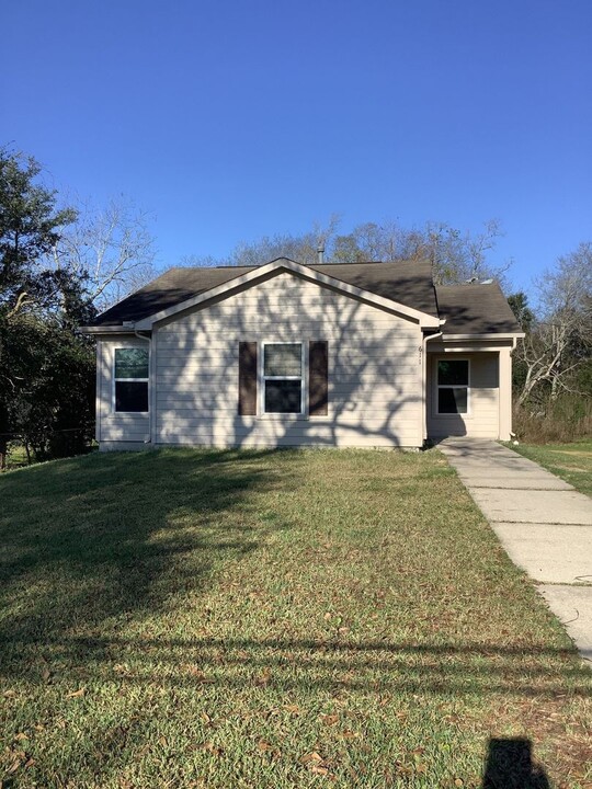 611 Gizelle St in Port Arthur, TX - Foto de edificio