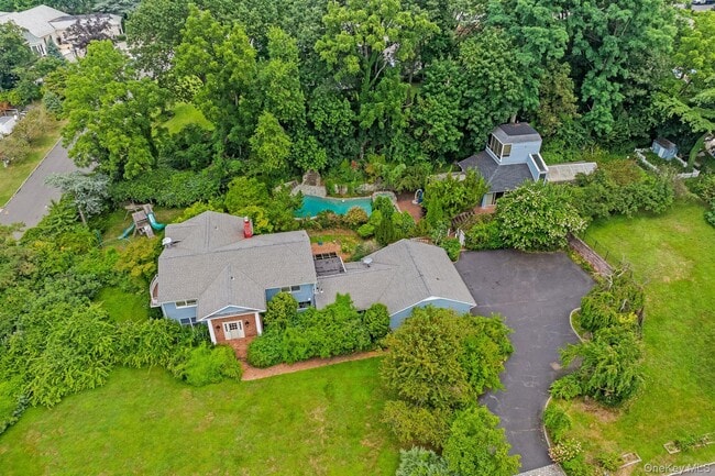 13 Whitney Cir in Glen Cove, NY - Building Photo - Building Photo