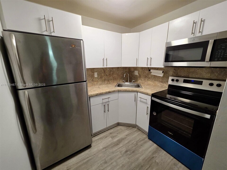 8321 NW 7th St in Miami, FL - Building Photo