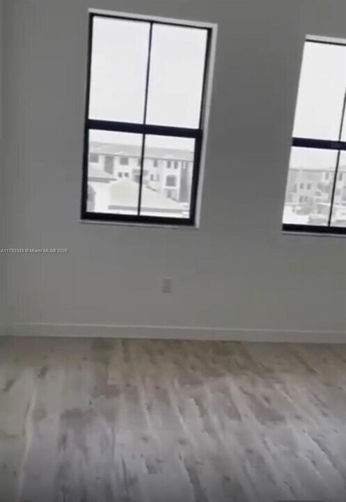 15600 SW 136th St in Miami, FL - Building Photo