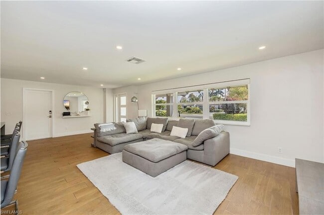 409 Cypress Way E in Naples, FL - Foto de edificio - Building Photo