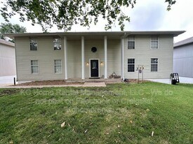 211 Barr Rd in Grain Valley, MO - Building Photo