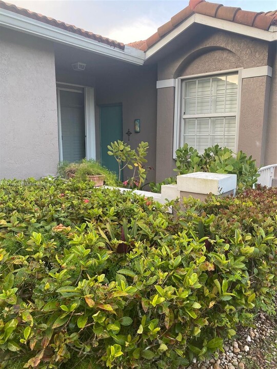 2491 Aragon Blvd in Sunrise, FL - Building Photo