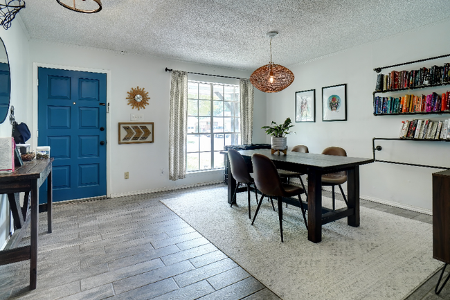 1711 Castle Rd in Arlington, TX - Foto de edificio - Building Photo