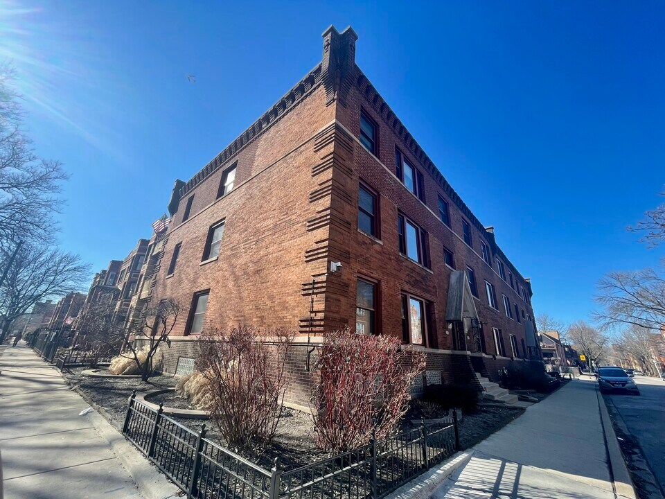 2543 W Iowa St, Unit 1 in Chicago, IL - Building Photo