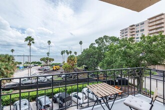 2109 Bayshore Blvd in Tampa, FL - Foto de edificio - Building Photo