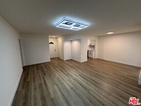 314 S Clark Dr in Los Angeles, CA - Building Photo