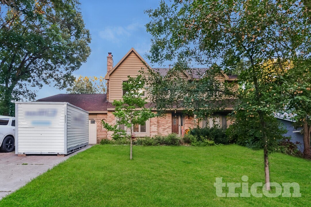 17295 Hibiscus Ave in Lakeville, MN - Foto de edificio