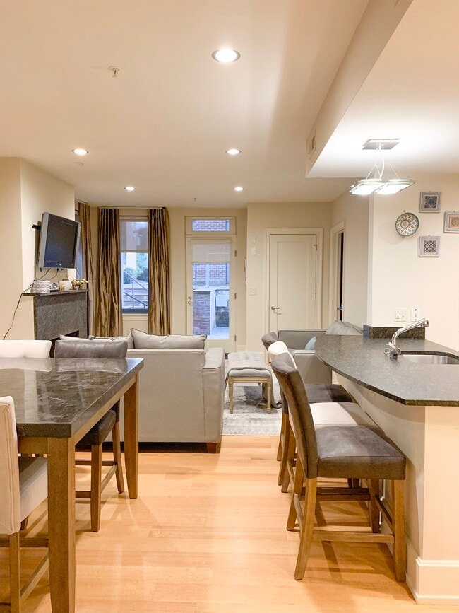 2516 Q St NW, Unit E2 in Washington, DC - Building Photo - Building Photo