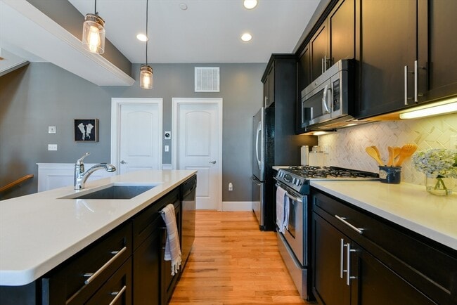 5 Grimes St, Unit 2 in Boston, MA - Building Photo - Building Photo