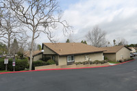 Gregory Gardens Apartments in Ventura, CA - Foto de edificio - Building Photo