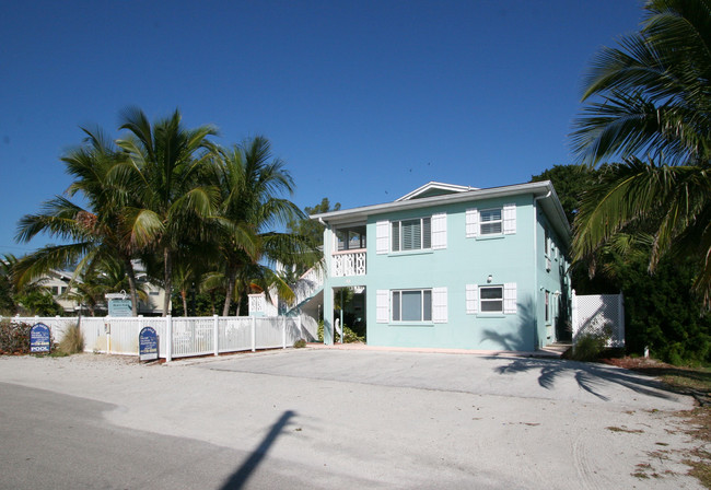 Anna Maria Beach Place in Holmes Beach, FL - Foto de edificio - Building Photo