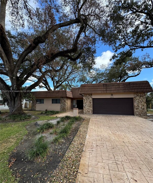 5870 SW 36th Terrace in Fort Lauderdale, FL - Building Photo