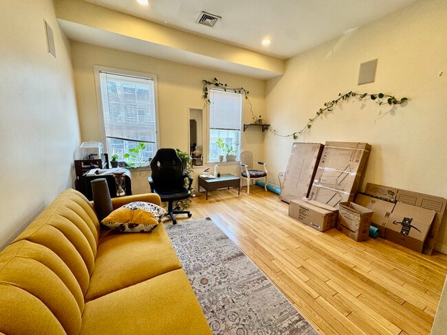 22 Elmore St, Unit 2 in Boston, MA - Foto de edificio - Building Photo