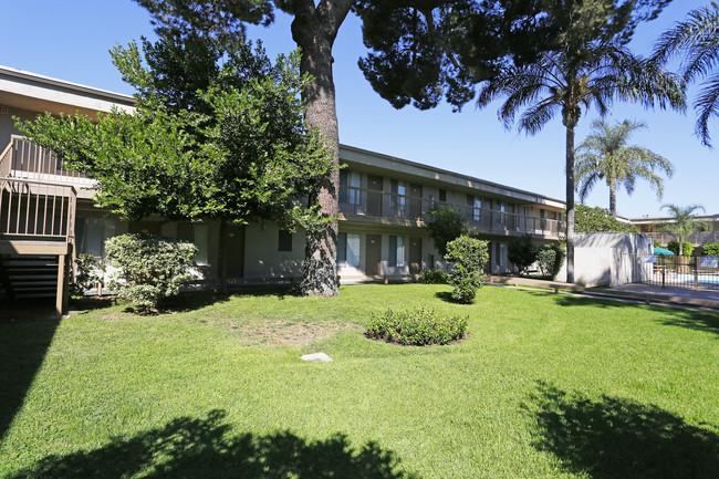 Courtyard Apartments in Van Nuys, CA - Building Photo - Building Photo