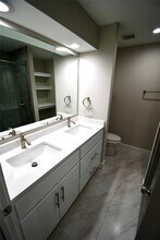 213 E Scotland Dr in Irving, TX - Building Photo - Building Photo