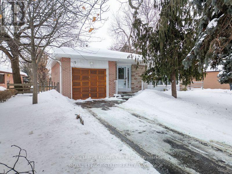 5 Bromley Crescent in Brampton, ON - Building Photo