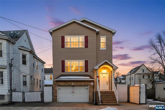 110 Redwood Ave in Paterson, NJ - Foto de edificio - Building Photo