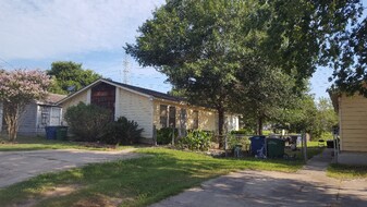631 J St in San Antonio, TX - Building Photo