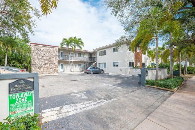 81 Edgewater Dr-Unit -203 in Coral Gables, FL - Building Photo - Building Photo