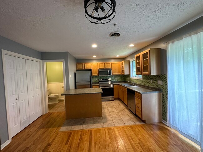 12 Magnolia Dr in Dover, NH - Building Photo - Building Photo